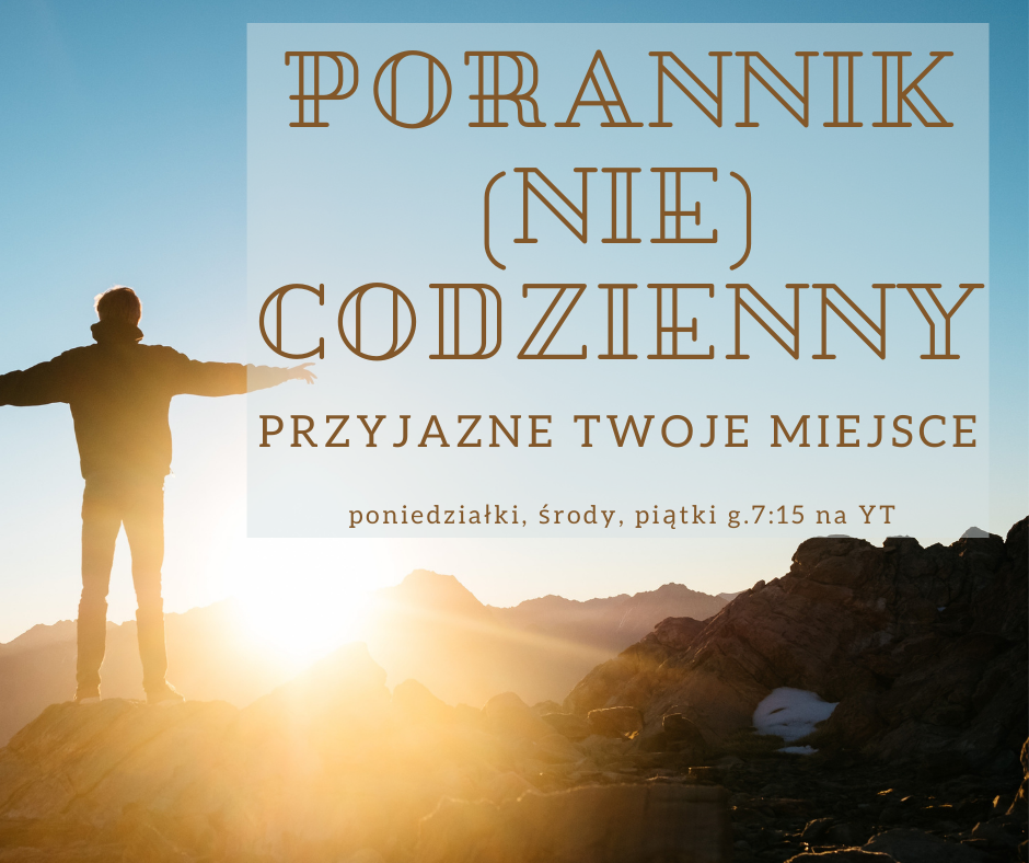 człowiek patrzący na wschód słońca